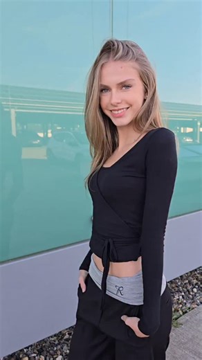 Styled to move, not to stand still. 🖤 Have a great evening! ✨️ YOUR NELLY 🫶🏼 👚 - @sofieschnoor_official 👖 - #RYVLS by @kidsbrandstore -advertising- LIKE • COMMENT • SAVE • FOLLOW | Nelly.opitz