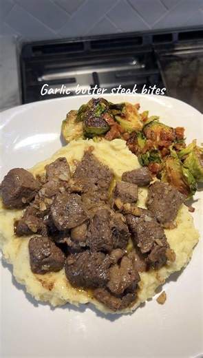 Garlic butter steak bites with creamy mashed potatoes #steakbites #mashedpotatoes #Dinnerldeas #recipes #fyp