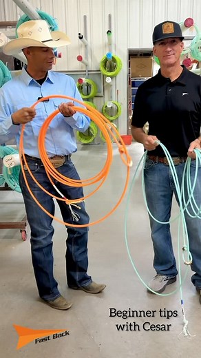 🎯 New to roping? Don’t miss this! Cesar de la Cruz breaks down the right way to hold your rope—a small detail that makes a big difference. #FastBackRopes #LearnTheRopes #TeamFastBack #DurabiltyYouCanTrust | Fast Back Ropes