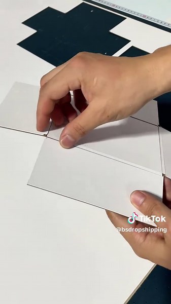 See our flatbed cutting for custom box materials. Only this step is filmed, not the full finished box process. We provide zero-MOQ custom boxes exclusively for Shopify sellers. Click the link to cooperate，https://app.bsdropshipping.com/RetailerLogin/Register/MTMzMDc=