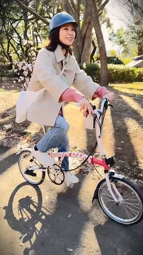Brompton Japan | Brompton Cherry Blossom Special Edition with @izumidalee 桜をデザインモチーフにしたアジア限定モデル 「Brompton Cherry Blossom」を近日より順次発売。 自然とのつながり、... | Instagram