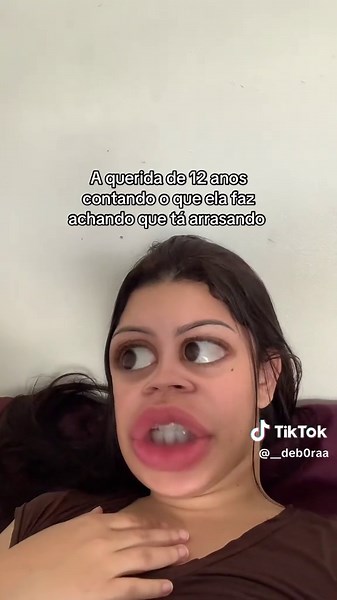 Menina de 12 anos dançando e achando que está arrasando
