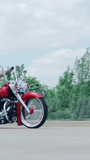 🩸SEEING RED🩸 #Vicla #cholostyle #bluecollarhustle #cholo #fishtails #engraving #ridemotorcyclehavefun #harleydavidson #forevertwowheels #cholostyleviclas #lowrider
