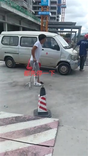 The 'Science and Tech' SCAM! Behind the Neon Lights of Hainan’s 'Vision 2050,' Workers are Starving and Blocking Gates for Their Stolen Wages! 「科技」騙局！在海南「2050願景」的霓虹燈下，工人們正在挨餓，並堵住大門，要求被欠的工資！