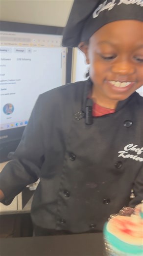 Watch as I transform plain spring rolls into a sparkly sensation, then add a magic to my cupcakes! Who knew baking could be so... BLING? 🤣Turn those notifications on so you can watch the full video! #chefkarter #edibleglitter #cupcakedecorating #cupcaketopper #SpringRollWrappers #BakingHacks #SparkleSquad #kidvlogger | Chef Karter