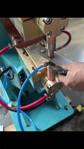 Medium frequency spot welding machine welding screws