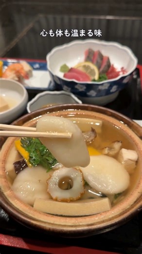 【公式】長崎県観光連盟 on Instagram: "【島原で味わう、心まであたたまる一杯「具雑煮」姫松屋本店🍲】 今年もそろそろ終わり、間もなく新年、2026年を迎えます。 今日は、島原の郷土料理であり、お正月料理でもある「具雑煮」をご紹介します😋 日本のお正月料理といえば「お雑煮」を思い浮かべる方が多いと思いますが、お餅と地域の材料でシンプルに作る「お雑煮」と比べて、「具雑煮」は鶏肉、大根、ごぼう、椎茸など具材を豊富に使うのが特徴的です。 島原の具雑煮名店といえば「姫松屋」！👍 姫松屋の具雑煮はアナゴ、ごぼう、卵焼き、椎茸、凍豆腐、れんこん、春菊などの計13種類の厳選した地元の食材を使うので栄養満点です。 島原では、お正月以外でも具雑煮を食べられますので、特に今のように寒い時期にはおすすめです。 具雑煮単品もいいですが、お刺身や小鉢が付いている具雑煮定食もありますので、島原の郷土料理を楽しみたい方は定食でお召し上がりください。 姫松屋本店は島原城の目の前にあるので、島原城観光と併せて立ち寄ってみてはいかがでしょうか。 ※年末年始（2026年1月1日～2日は休業です） 🌐店舗