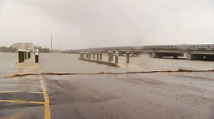 Wind, rain pound SC coast as Matthew rolls in