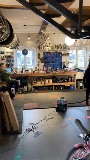 Hos Lykke Cykler sidder vi helt stille mens der gøres rent | Lykke Cykler i Præstø