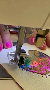 9.9K views · 50 reactions | Usa un piedino speciale come il Roller Foot per eseguire impunture decorative su più strati di similpelle e tessuti in sughero. È un po’ come avere un fuoristrada… ma per i tuoi progetti di cucito! 淋 | Singer Italia | Facebook