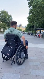 Mit dem e-motion fährt es sich mit Leichtigkeit 💪 Könnt ihr mit eurem e-motion auch so schöne Kreise drehen, wie Sascha? 🤔 #alberde #alber #antrieb #zusatzantrieb #emotion #kurven #rollstuhl #greifreifenantrieb | Alber GmbH