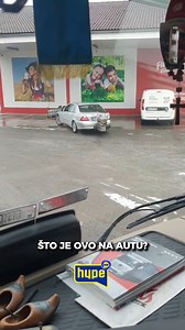 Sprijeda izgleda kao da ima montirani dio ralice, a straga mali spremnik u kojem očito stoji sol ili pijesak. Ljudi su u čudu, trljaju oči i gledaju opet jer ovakav prizor se ne viđa svaki dan 😅 Možda samo pomaže zimskoj službi. Je li ovo genijalna improvizacija ili čisti kaos? 🎥: dominetti / TikTok #hypetvhr #hypetv #hrvatska #auto #fun | HYPE TV HR