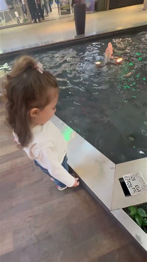 Pırıl, be careful, you're going to fall into the pool 😱 #explore #water #shorts #pool #mall