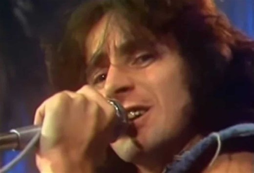AC/DC : 374 cornemuses font trembler Melbourne pour rendre hommage à Bon Scott