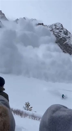 A heart-stopping scene unfolded on a steep mountain slope when a skier was caught racing downhill just ahead of a rapidly moving avalanche, narrowly escaping as tons of snow thundered behind him. The incident occurred after recent heavy snowfall and rising temperatures created unstable conditions on the mountain. According to witnesses and video circulating online, the skier triggered the slide while descending a backcountry run. Moments later, a wall of snow broke loose above him and began acce