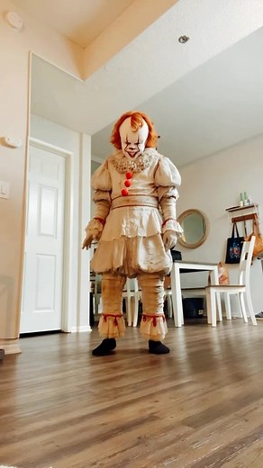 IT’s Spooky Season and I’m feeling IT 🎈 After 5 takes ☠️ knees hurting, back sore, and etc. 🥴 #fantasize #cosplay #pennywise | Twisted Pennywise / Michael Taeza