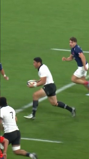 Emergency sub scores IMMEDIATELY! Peter Lakai 👏 Crazy passage of play