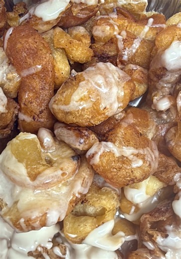 Quick easy comfort food snack using cinnamon rolls • • • Follow @0fficial.keoree & turn on notifications for more cooking/food videos. • • • #comfortfood #chef #cooking #hungry #bermuda