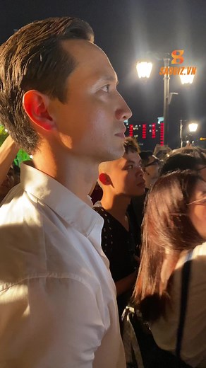 3.4M views · 10K reactions | Kim Lý liên tục hôn bà xã Hồ Ngọc Hà cực tình trong buổi ra mắt dự án Love Songs - Love Vietnam #SaoBiz #HoNgocHa #KimLy #LoveSongs | Saobiz.vn | Facebook