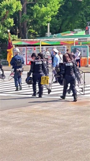 盾を持ちながら撤収していく警視庁女性機動隊員👮‍♀️🚨、【警視庁機動隊観閲式2026】終了後