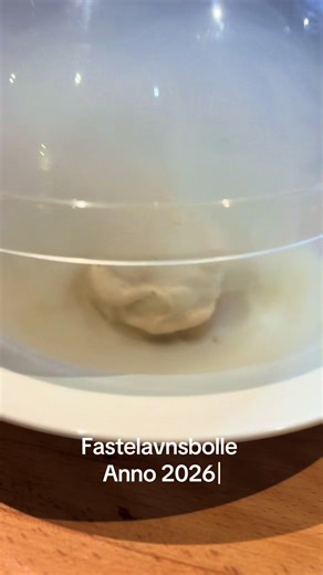 Fastelavnsbolle Anno 2026 min er med blad guld og den koster 15 kr at lave stik den d'angleterre #fastelavnsboller #mesterkok #detersgumums #fastelavns_tarteletten #viral @Claus Nikolaj Hunt 2.0 hvad siger du til den det er sgu mums