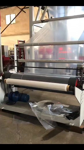 ¿Sabes cuál es la funciona de una extrusora de film?類 La extrusora es...