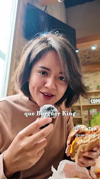 Disfrutando de una hamburguesa de Naruto en Burger King