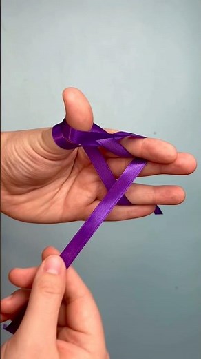 How to tie a perfect Christmas bow with just your hands ✋🤚🎀