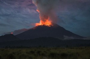 Video: OVNI es captado entrando al 'Popo' en plena erupción
