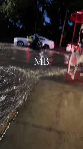 ¡ASÍ EL MERCADO ZAPATA HACE UNOS MINUTOS! 🌧️ Si vas para allá, piénsalo dos veces. La intensa lluvia de esta tarde de domingo dejó así las calles en inmediaciones del Mercado Zapata. Autos varados, el agua hasta la banqueta y el tráfico a vuelta de rueda. 🥴