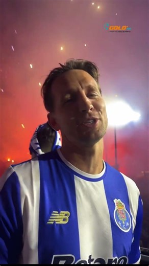 Luuk de Jong encantado com a festa azul e branca
