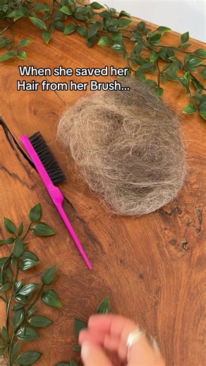 ‼️ Save your hair from your brush ‼️ When you would like to use your own hair to make dreadlocks with 🙌 #hairloss #dreadlocks #saveyourhair #hairbrush #hairextensions