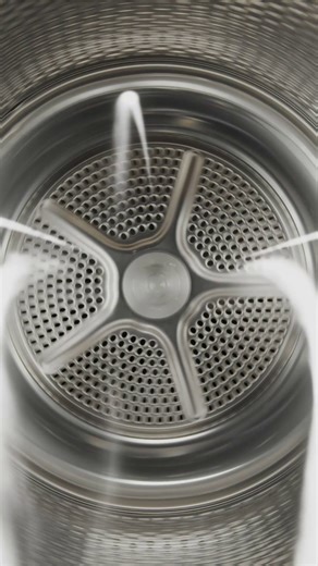 Pluie, humidité et chaussettes trempées… Votre sèche-linge ne s’arrête plus ! Et si vous faisiez des économies d’énergie, même pendant la saison humide ? Remplacez votre ancien sèche-linge à condensation par notre nouveau modèle Série 8 à pompe à chaleur, doté du label énergétique A : vous pouvez économiser jusqu’à 77 % d’électricité* à chaque séchage. Grâce à son condenseur autonettoyant, fini les peluches ou saletés difficiles à retirer : la performance énergétique reste optimale, cycle après 