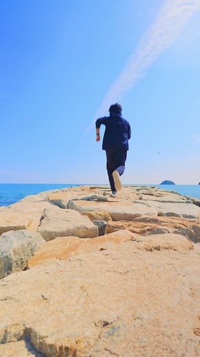 青松白砂のロングビーチ「津田の松原海水浴場」 香川県さぬき市津田町にある「津田の松原海水浴場」は香川県で一番人気の海水浴場です。江戸時代の初期に石清水八幡宮の防風林として植えられた松原が1kmにわたり続いており、青松白砂のロングビーチは夏になると多くの海水浴客で賑わいます。 そして実はここ僕の地元です。 幼少期から高校を卒業するまで、遊びも学校行事も部活の練習もよく津田の海にきてました。あまりに日常過ぎて気づかなかったけど、学校帰りにふらっと綺麗な海に寄れるのはもしかしたら特別な事なのかも。今日はまたひとつ歳をとったので、いちばん大切な場所の紹介でした。 Tsuda no Matsubara Beach, a long beach with blue pine trees and white sand Tsuda no Matsubara Beach, located in Tsuda-cho, Sanuki City, Kagawa Prefecture, is the most popular beach in Kagawa Prefecture. The pine grove p