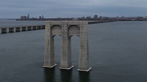 Le consortium Nouvel Horizon Saint-Laurent (NHSL), formé de Pomerleau et Delsan AIM, a récemment complété le projet de déconstruction du pont Champlain! 🏗️ En plus de conserver l’intégrité structurelle du pont, le projet de Ponts Jacques Cartier Champlain Bridges nécessitait de prendre en compte toutes les contraintes de l’environnement du chantier. Notre efficience a été un élément clé pour la complétion du projet, car nos travailleurs devaient rapidement déconstruire une partie du pont près d