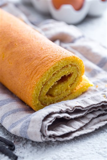 Morbida, sottile e golosissima!😍 La pasta biscotto è una preparazione che dà vita a tantissimi dolci diversi💛 E che profumino...😋 Trovate il testo ricetta qui 👉 https://ricette.giallozafferano.it/Pasta-biscotto.html | Giallozafferano