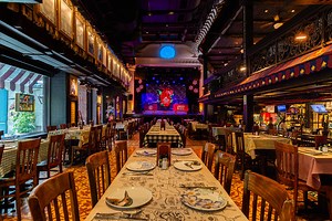 ¡Pilas, mi gente! Volvimos con toda la sabrosura 🎶 Cumbia House está de vuelta y más recargado que nunca. 💥 Listos para seguir armando la gozadera con la mejor música, los sabores de nuestra tierra, y ese flow que solo aquí se vive. 💃🕺 Ven y haces parte de esta experiencia única. los esperamos este fin de semana para darle la bienvenida al año como se debe💃 | Cumbia House