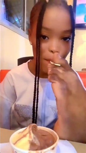 DAE amputee armless girl eating ice cream #DSD #noarms #doublearmamputee