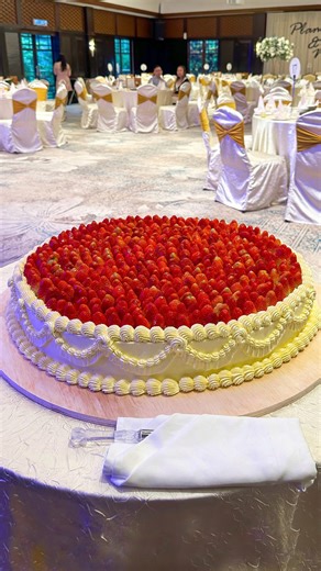 Strawberry kisses with the perfect Italian-inspired wedding cake🍓🍰♥️ Order through WhatsApp today 📲 0164615500 | The Buttercake Factory