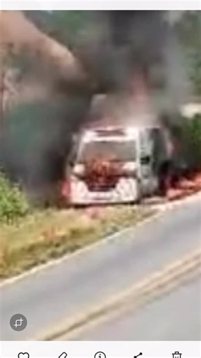 Clean Cast on Instagram: "🚨 Veículo pega fogo na MG-290 e ocupantes sofrem ferimentos leves Uma ocorrência de incêndio em veículo foi registrada na rodovia MG-290, após a balança, nas proximidades da borda da mata o veículo em questão é uma ambulância da EPR, Resgate 1. De acordo com as informações apuradas, o veículo acabou sendo totalmente incendiado. Os ocupantes sofreram apenas ferimentos leves, receberam atendimento no local e, felizmente, passam bem. A situação foi controlada pelas equipe