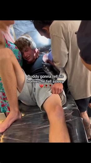 Owens Memes on Instagram: "日本利用压电瓷砖将脚步转化为电能。这些瓷砖捕捉来自你脚步的动能。当你行走时，你的重量和动作会对瓷砖产生压力。瓷砖会轻微弯曲，从而产生机械应力。瓷砖内部的压电材料将这种应力转化为电能。每一步都会产生少量电荷，而数百万步结合在一起就能产生足够的电力来驱动 LED 灯、数字显示屏和传感器。在像涩谷车站这样繁忙的地方，每天大约有 240 万个脚步为这一系统作出贡献。这些电能可以被储存或立即使用，从而减少对传统电力来源的依赖，并支持可持续的城市基础设施。这种方法将日常运动转化为实用的可再生能源。 #日本 #知识 #事实 #你知道吗 #推荐 科技 创新 历史 技术 实验 热门"