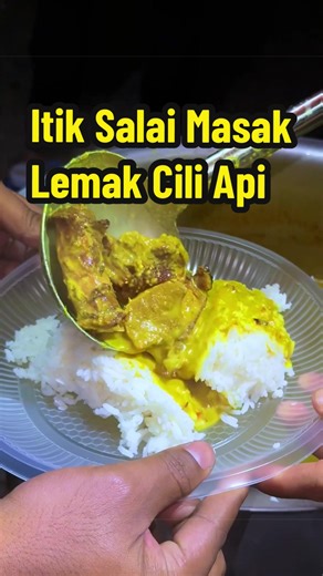 Kenduri itik salai tengah-tengah hutan! 4 ekor masak lemak cili api special untuk makan ramai-ramai malam ni. Ngam teruk guys! 🦆🔥⛺ #CampingMalaysia #ItikSalaiMasakLemak