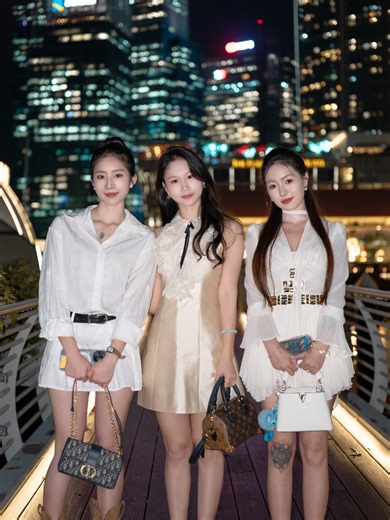 Capturing Strangers: Portraits at Merlion Park