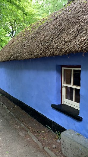 Thatched roof house in Ukraine? 🤔 Nope! This is Ireland... where there are more preserved and/or continusously used thatched roofs still today! 🤩 What else do Ukraine and Ireland have in common? | Cobblestone Freeway Tours