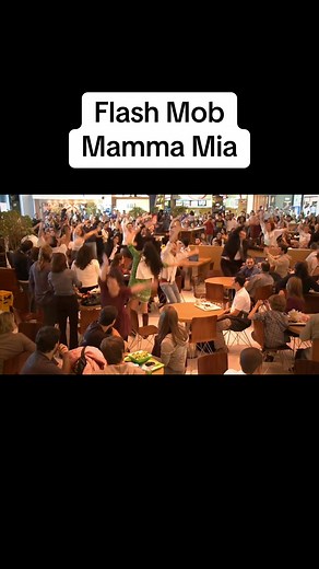 Flash Mob do Mamma Mia realizado no Shoppinh Vila Olimpia #musicais #versaobrasileira #broadway #teatromusical #musical #mammia #abba