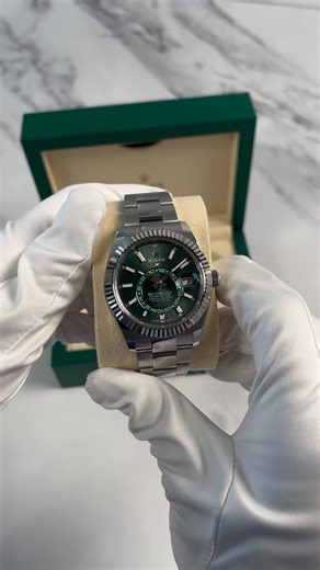 Unboxing the Rolex Sky-Dweller ☁️ The Sky-Dweller stands out from other models thanks to unique complications which you normally don’t find in a Rolex. Rolex calls it “the elegant traveler’s watch,” as it comes with a second time zone. Apart from that, it also features an innovative annual calendar which only needs adjusting once a year when February becomes March. What’s your take on Rolex’s most „complicated“ watch movement? Let us know in the comments! 👇🏼 #chrono24 #rolex #Skydweller | Chro