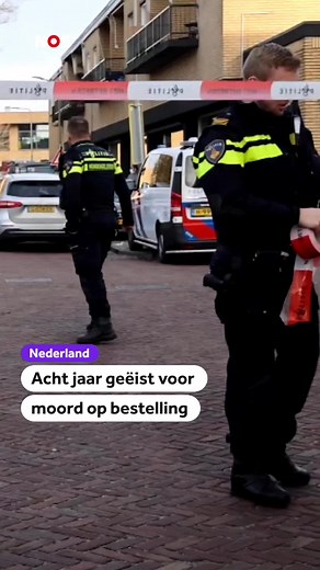 Op de telefoon van de jongste verdachte vond de politie een audiofragment met een drillrapnummer waarin de voornaam van het slachtoffer wordt genoemd en de 17-jarige zichzelf een well known killer noemt. Ook zijn foto's gevonden van ná de moord. Daarop is de jongste verdachte te zien met een hoop contant geld. #huurmoord #NOSstories