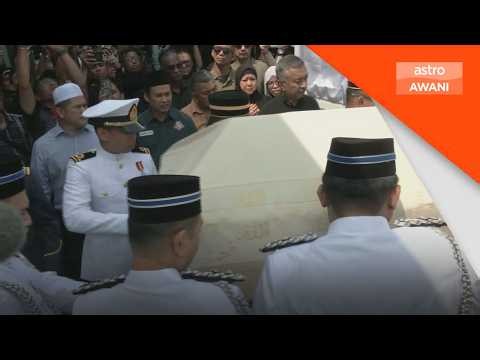 Jenazah Allahyarham Tun Dr Siti Hasmah tiba di masjid bagi urusan solat jenazah