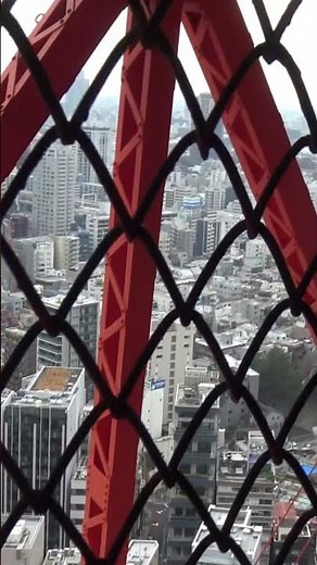 600段ある東京タワーの非常階段で降りる「オープンエア外階段ウォーク」～展望デッキブロックの屋内から外に出て赤い鉄骨の間を降りていく