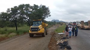 HARD AT WORK: Roadworks are underway to reopen the Rehoboth-Windhoek B1 road that has been closed off since yesterday due to a collapsed bridge. | Namibian Sun